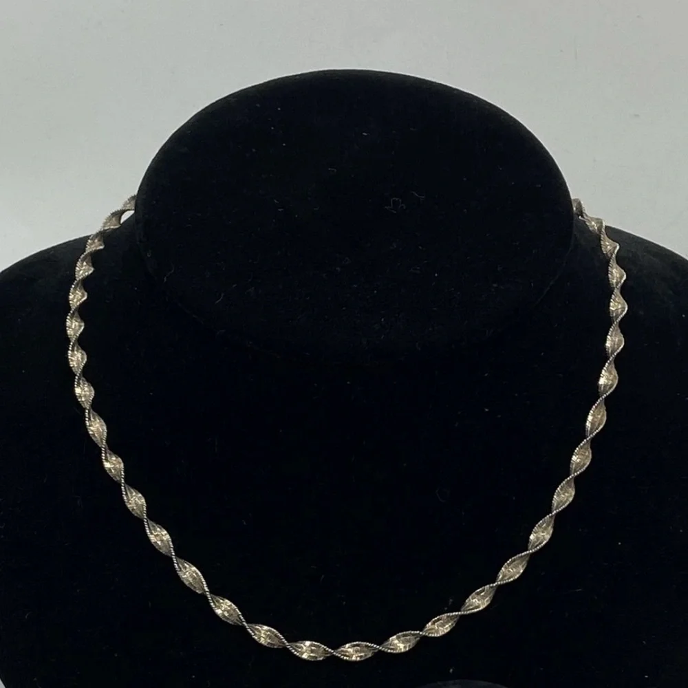 Elegant Silver Twisted Vintage Necklace